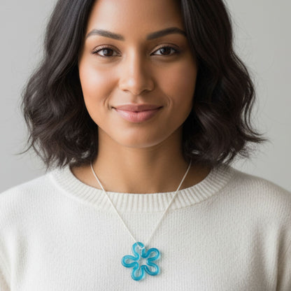 Collier pendentif résine fleur turquoise ajouré cordon blanc - Forme fleur 5 pétales ondulés - Bijou artisanal unique fait main