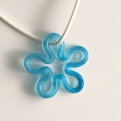 Collier pendentif résine fleur turquoise ajouré cordon blanc - Forme fleur 5 pétales ondulés - Bijou artisanal unique fait main