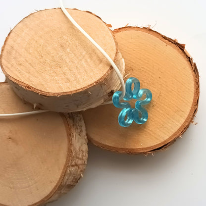 Collier pendentif résine fleur turquoise ajouré cordon blanc - Forme fleur 5 pétales ondulés - Bijou artisanal unique fait main