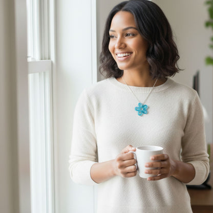 Collier pendentif résine fleur turquoise ajouré cordon blanc - Forme fleur 5 pétales ondulés - Bijou artisanal unique fait main