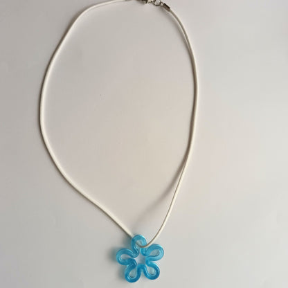 Collier pendentif résine fleur turquoise ajouré cordon blanc - Forme fleur 5 pétales ondulés - Bijou artisanal unique fait main