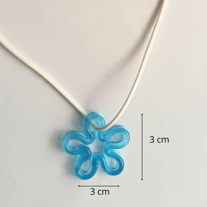 Collier pendentif résine fleur turquoise ajouré cordon blanc - Forme fleur 5 pétales ondulés - Bijou artisanal unique fait main