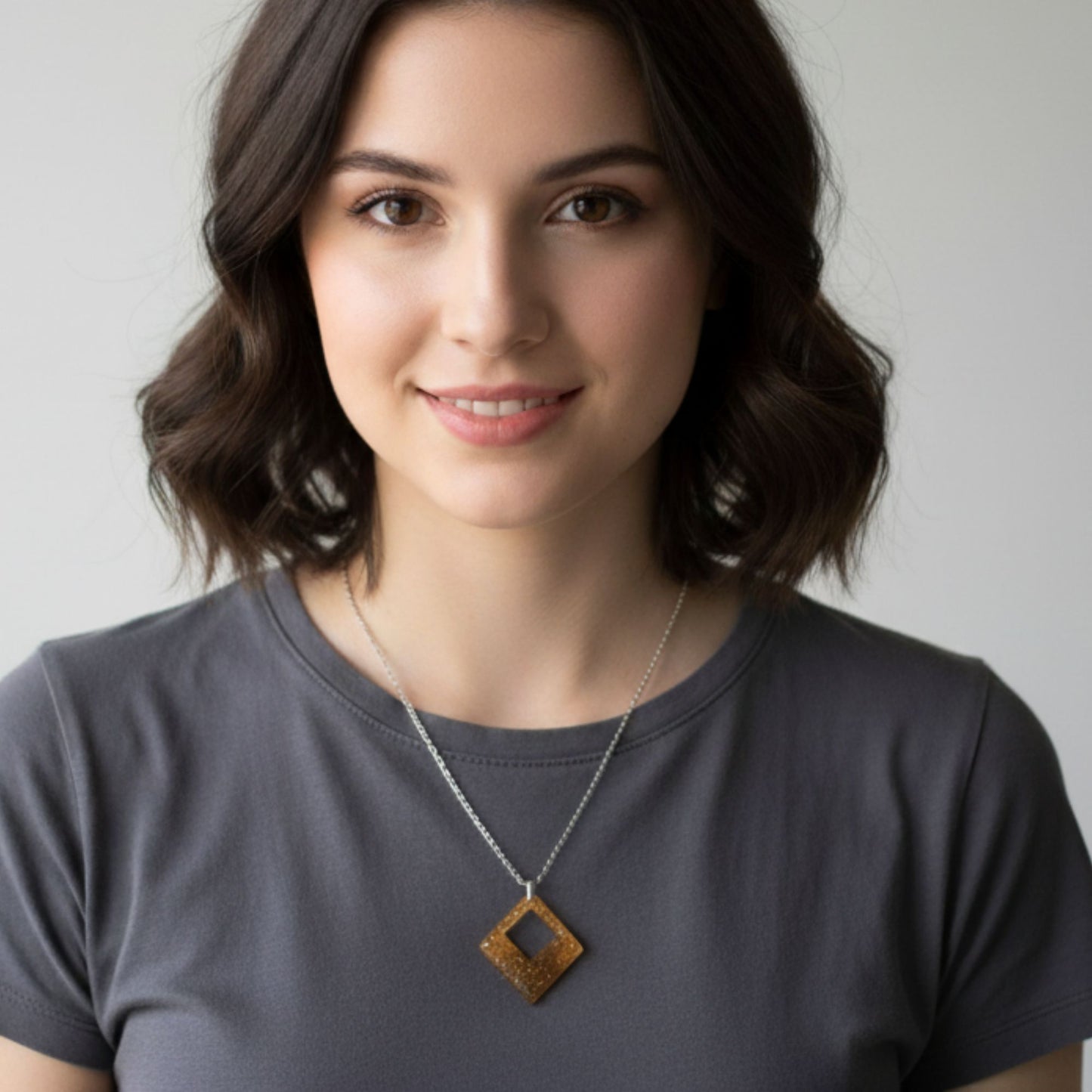 Collier pendentif résine losange doré pailleté ajouré - Géométrique minimaliste - Bijou artisanal unique fait main