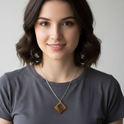 Collier pendentif résine losange doré pailleté ajouré - Géométrique minimaliste - Bijou artisanal unique fait main