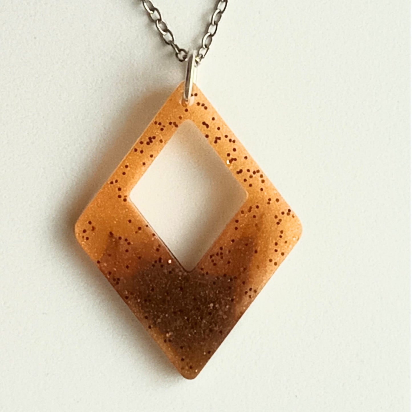 Collier pendentif résine losange doré pailleté ajouré - Géométrique minimaliste - Bijou artisanal unique fait main