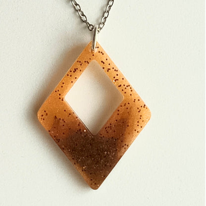 Collier pendentif résine losange doré pailleté ajouré - Géométrique minimaliste - Bijou artisanal unique fait main