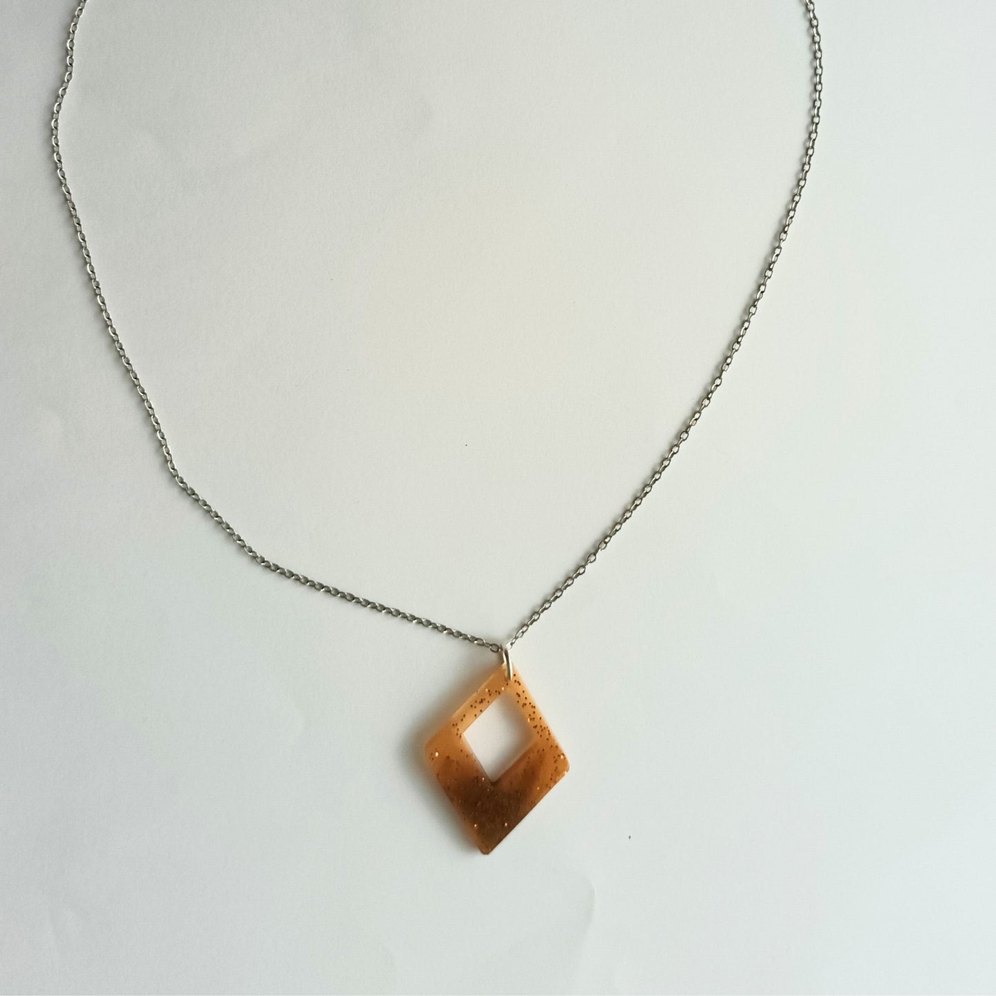 Collier pendentif résine losange doré pailleté ajouré - Géométrique minimaliste - Bijou artisanal unique fait main