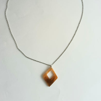 Collier pendentif résine losange doré pailleté ajouré - Géométrique minimaliste - Bijou artisanal unique fait main