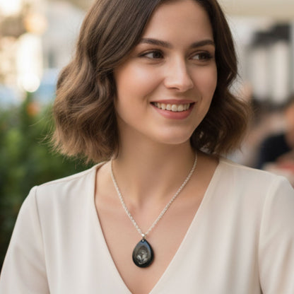 Collier pendentif résine mica noir argenté - Ovale tourbillons effet pierre naturelle - Bijou artisanal unique fait main