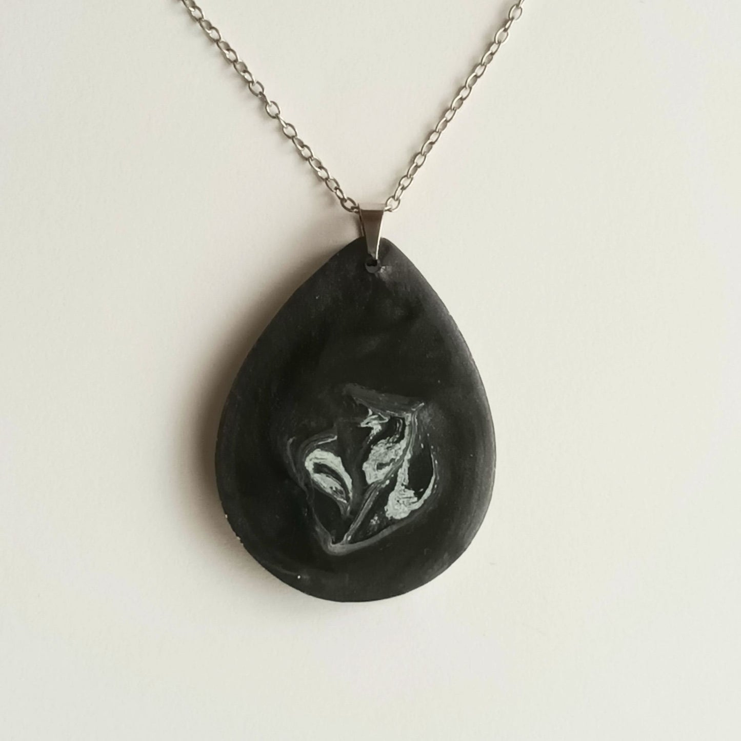 Collier pendentif résine mica noir argenté - Ovale tourbillons effet pierre naturelle - Bijou artisanal unique fait main