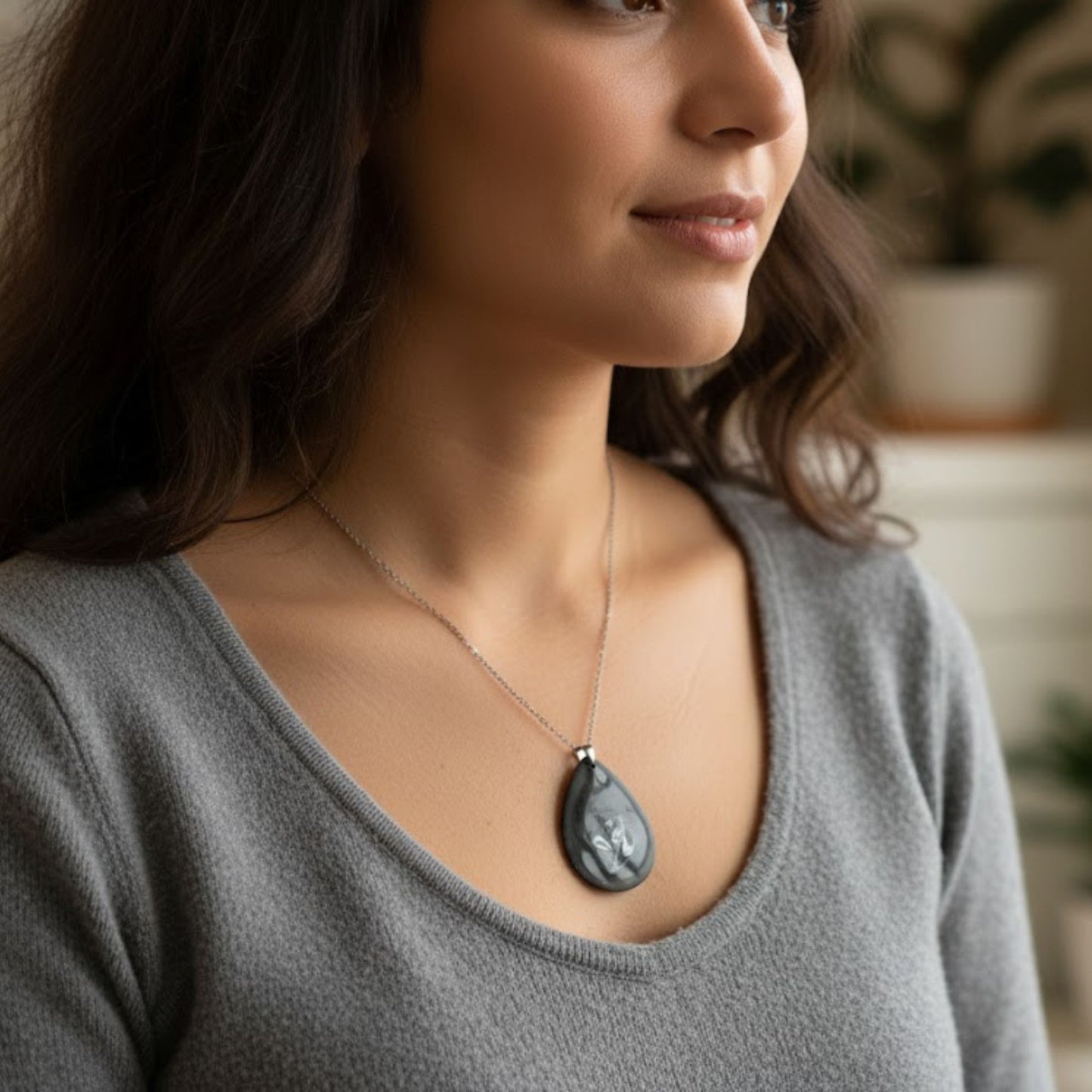 Collier pendentif résine mica noir argenté - Ovale tourbillons effet pierre naturelle - Bijou artisanal unique fait main