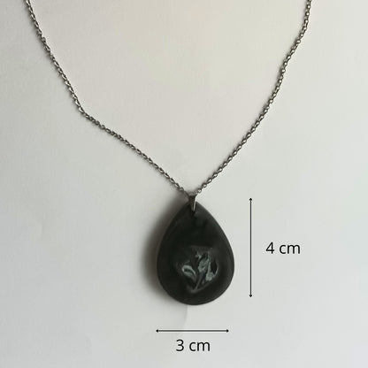 Collier pendentif résine mica noir argenté - Ovale tourbillons effet pierre naturelle - Bijou artisanal unique fait main