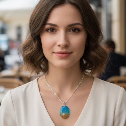 Collier pendentif résine océan sable inclusion coquillage - Ovale dégradé bleu plage - Bijou artisanal unique fait main