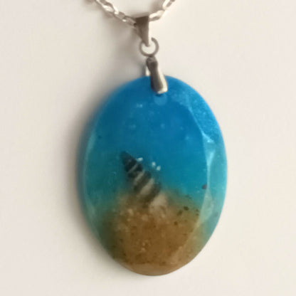 Collier pendentif résine bleu turquoise sable - Ovale effet océan scintillant - Bijou artisanal unique fait main