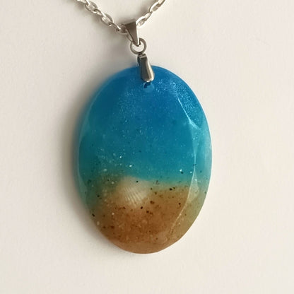 Collier pendentif résine océan sable inclusion coquillage - Ovale dégradé bleu plage - Bijou artisanal unique fait main