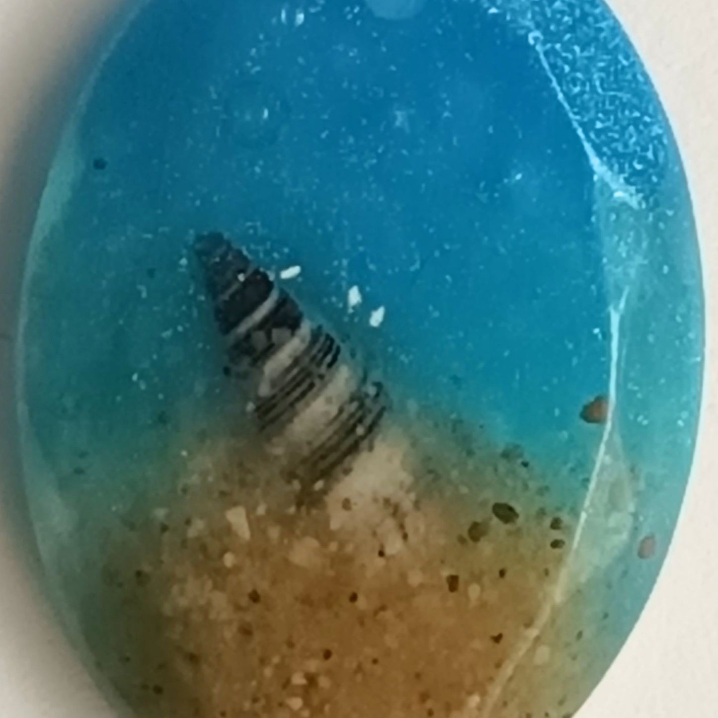 Collier pendentif résine bleu turquoise sable - Ovale effet océan scintillant - Bijou artisanal unique fait main