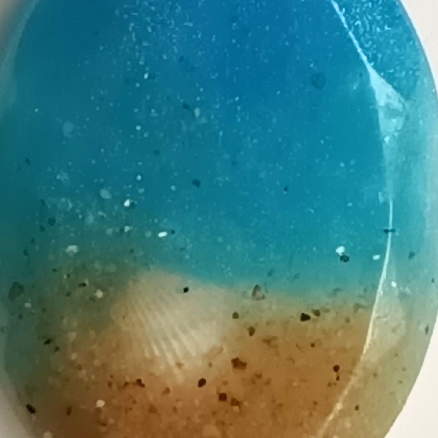 Collier pendentif résine océan sable inclusion coquillage - Ovale dégradé bleu plage - Bijou artisanal unique fait main