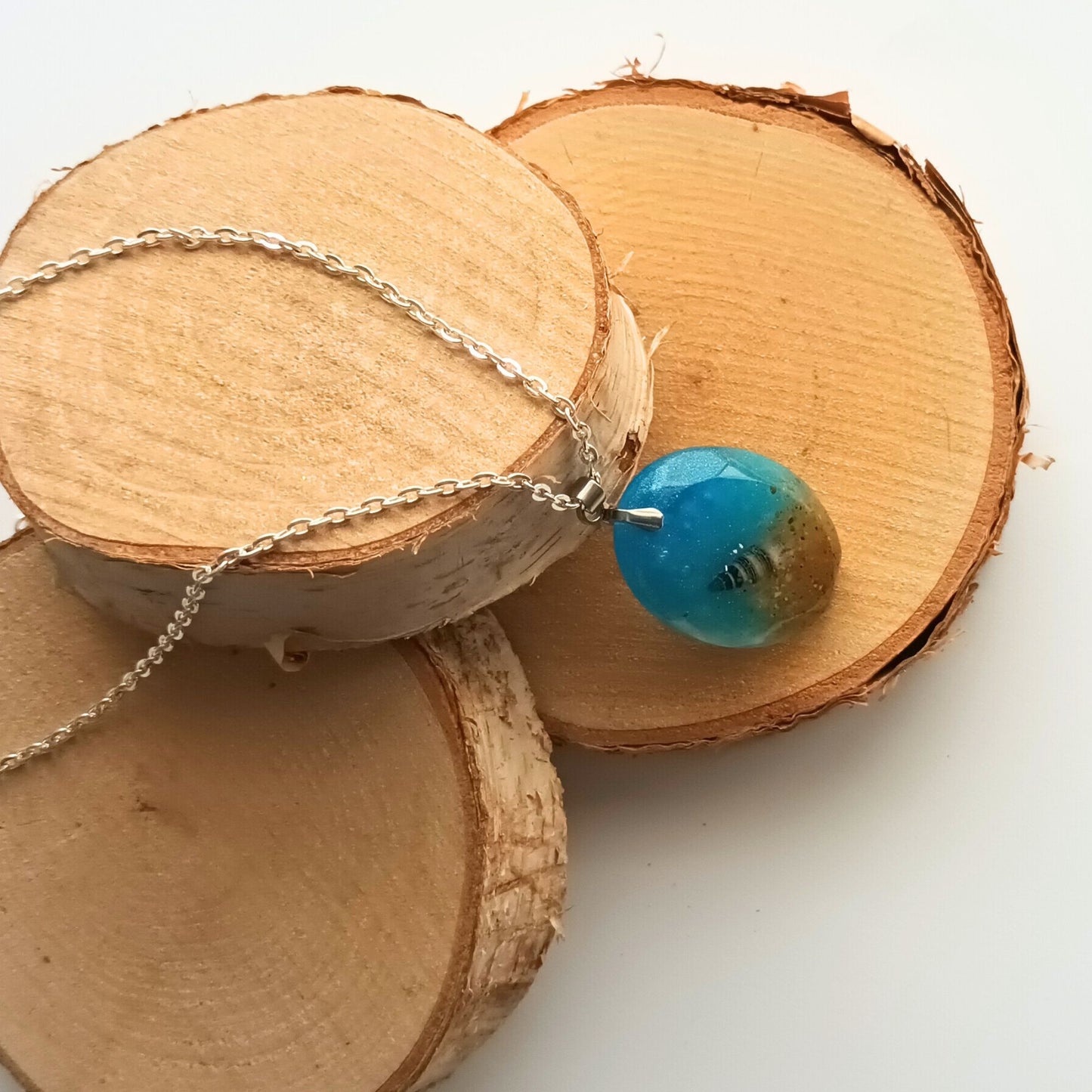 Collier pendentif résine bleu turquoise sable - Ovale effet océan scintillant - Bijou artisanal unique fait main