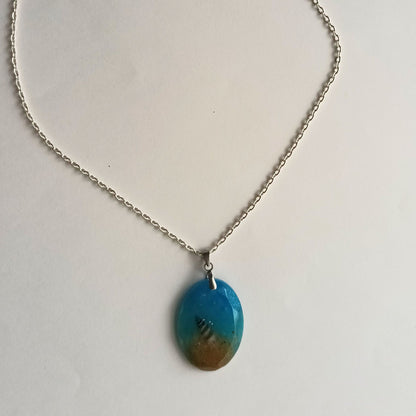 Collier pendentif résine bleu turquoise sable - Ovale effet océan scintillant - Bijou artisanal unique fait main
