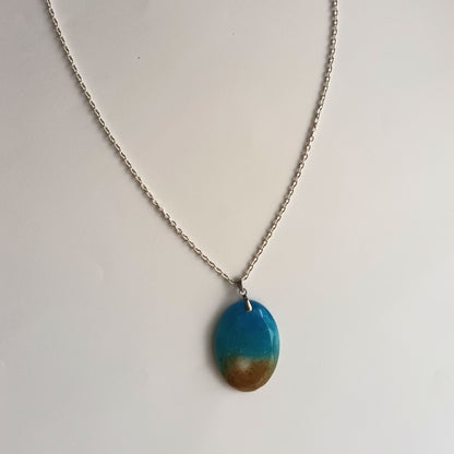 Collier pendentif résine océan sable inclusion coquillage - Ovale dégradé bleu plage - Bijou artisanal unique fait main