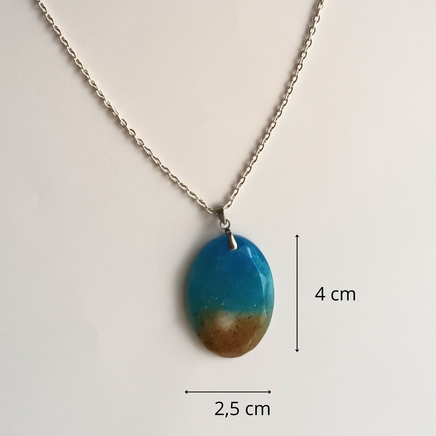 Collier pendentif résine océan sable inclusion coquillage - Ovale dégradé bleu plage - Bijou artisanal unique fait main