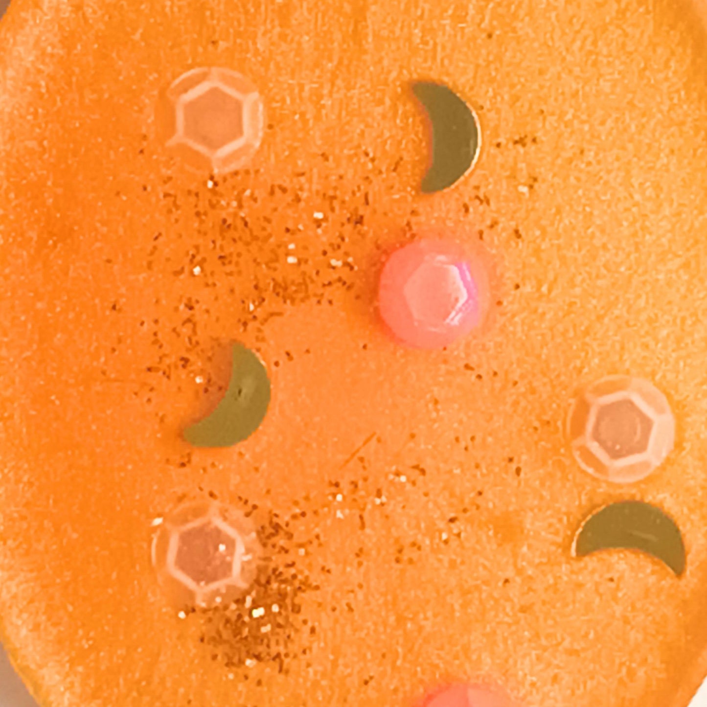 Collier pendentif résine orange pailleté lunes hexagones - Ovale chaleureux motifs cosmiques - Bijou artisanal unique fait main