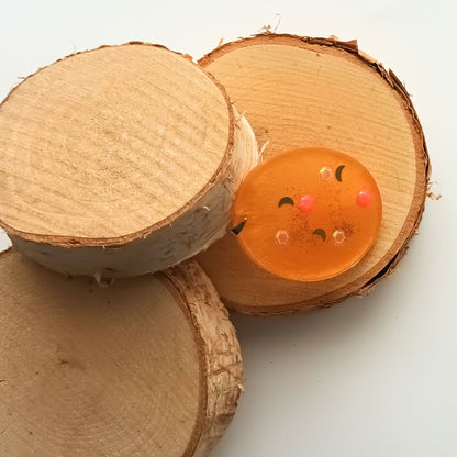 Collier pendentif résine orange pailleté lunes hexagones - Ovale chaleureux motifs cosmiques - Bijou artisanal unique fait main