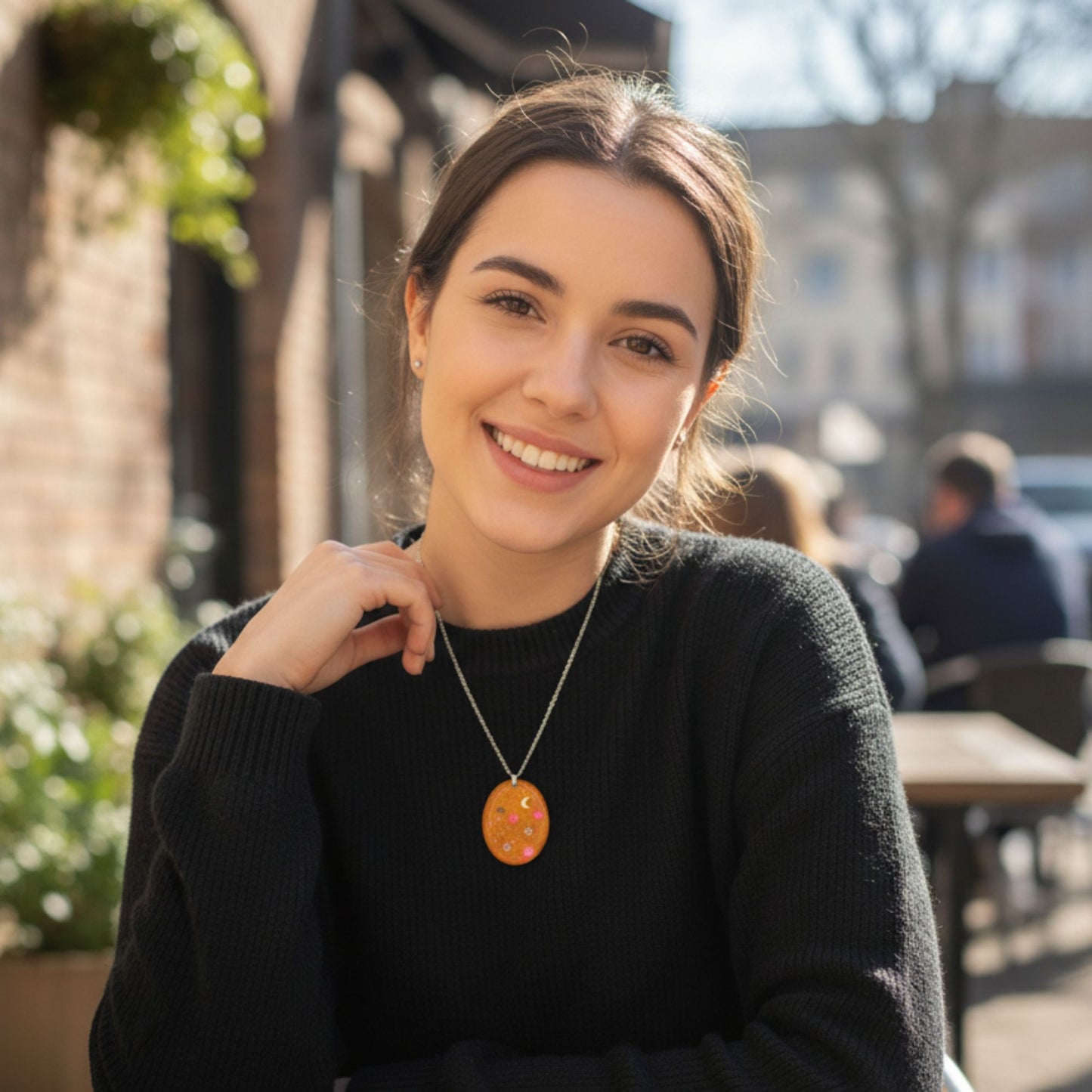 Collier pendentif résine orange pailleté lunes hexagones - Ovale chaleureux motifs cosmiques - Bijou artisanal unique fait main