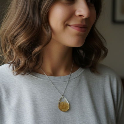 Collier pendentif résine transparent doré pailleté - Rond dégradé lumineux - Bijou artisanal unique fait main