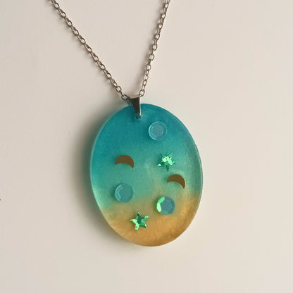 Collier pendentif résine turquoise doré étoiles lune - Ovale dégradé céleste - Bijou artisanal unique fait main