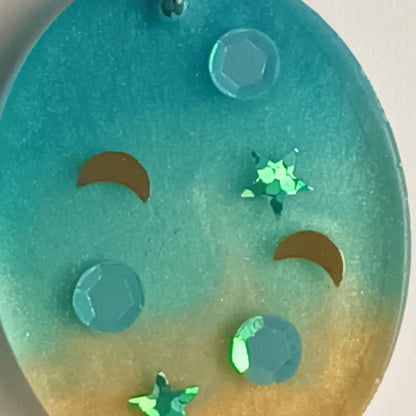 Collier pendentif résine turquoise doré étoiles lune - Ovale dégradé céleste - Bijou artisanal unique fait main