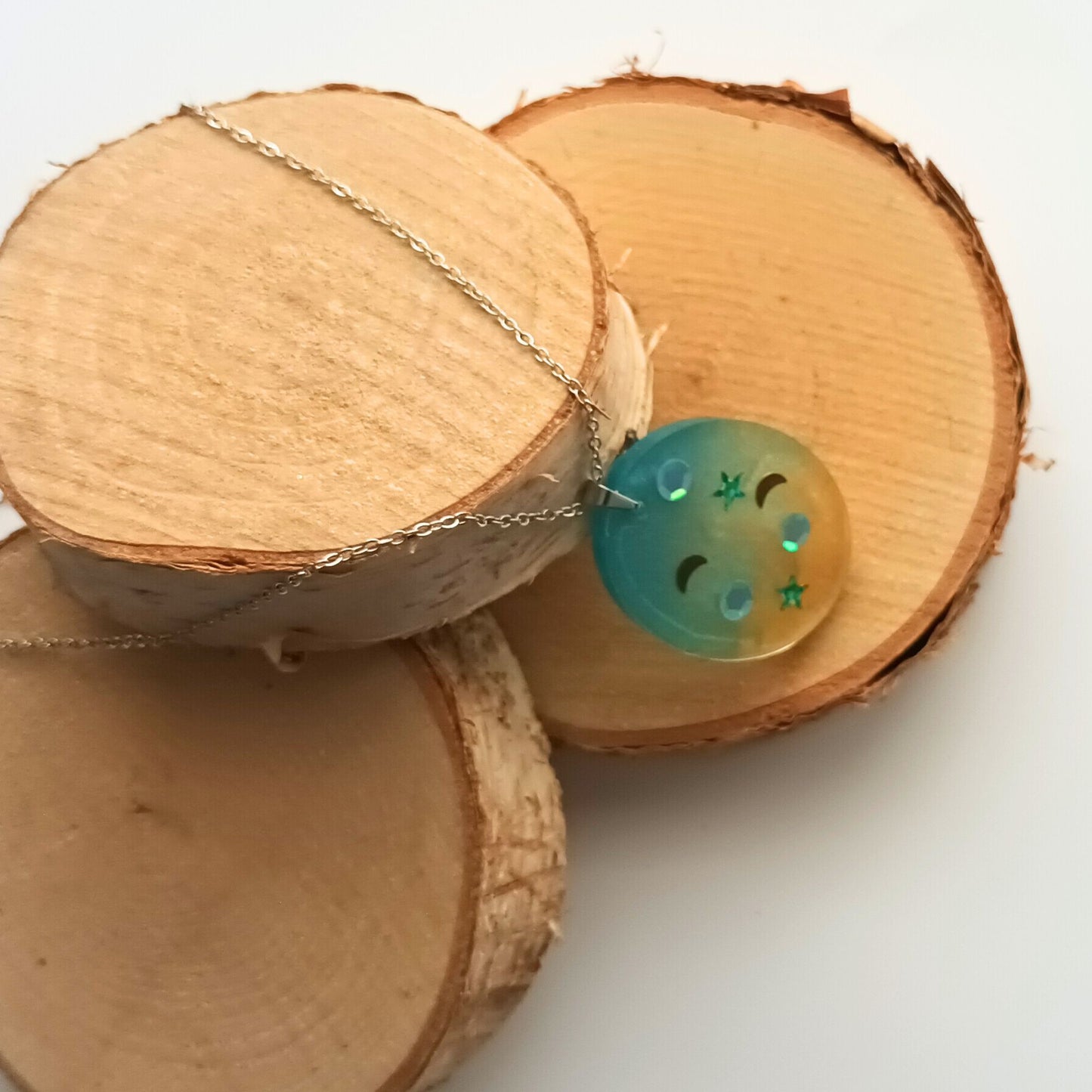 Collier pendentif résine turquoise doré étoiles lune - Ovale dégradé céleste - Bijou artisanal unique fait main
