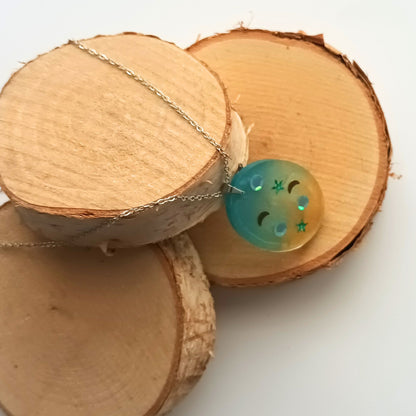 Collier pendentif résine turquoise doré étoiles lune - Ovale dégradé céleste - Bijou artisanal unique fait main