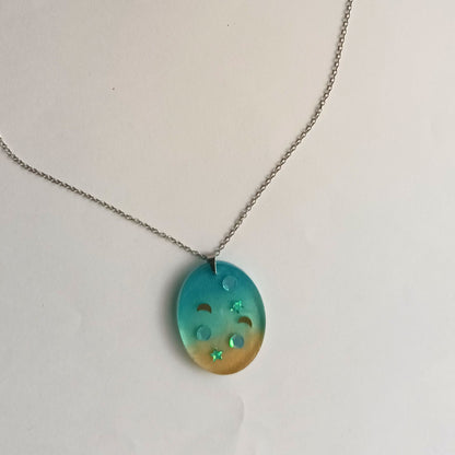 Collier pendentif résine turquoise doré étoiles lune - Ovale dégradé céleste - Bijou artisanal unique fait main