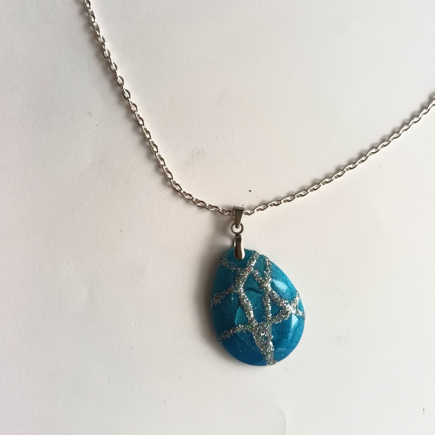 Pendentif Résine Ovale Bleu Océan et Veines Argentées