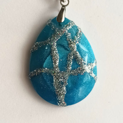 Pendentif Résine Ovale Bleu Océan et Veines Argentées