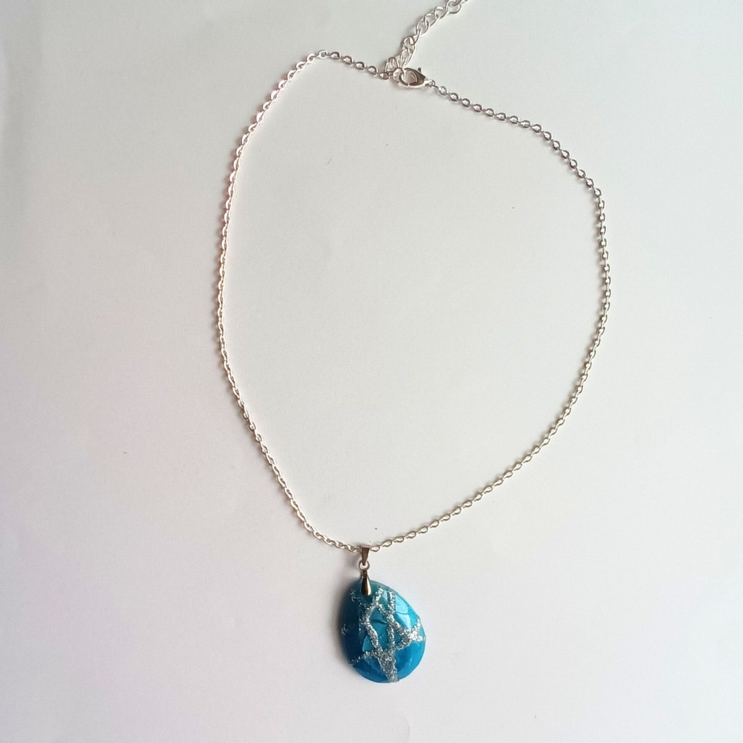 Pendentif Résine Ovale Bleu Océan et Veines Argentées