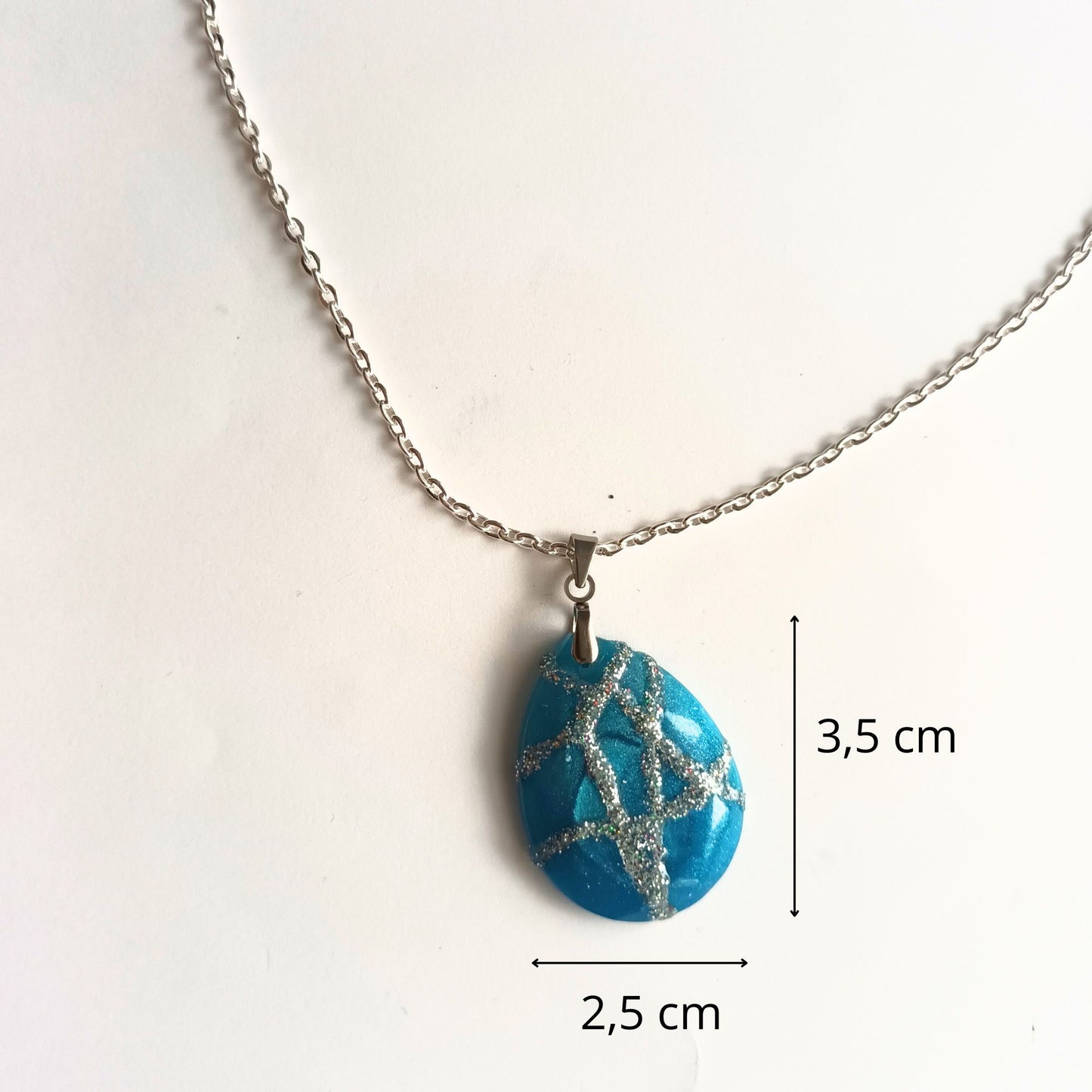 Pendentif Résine Ovale Bleu Océan et Veines Argentées