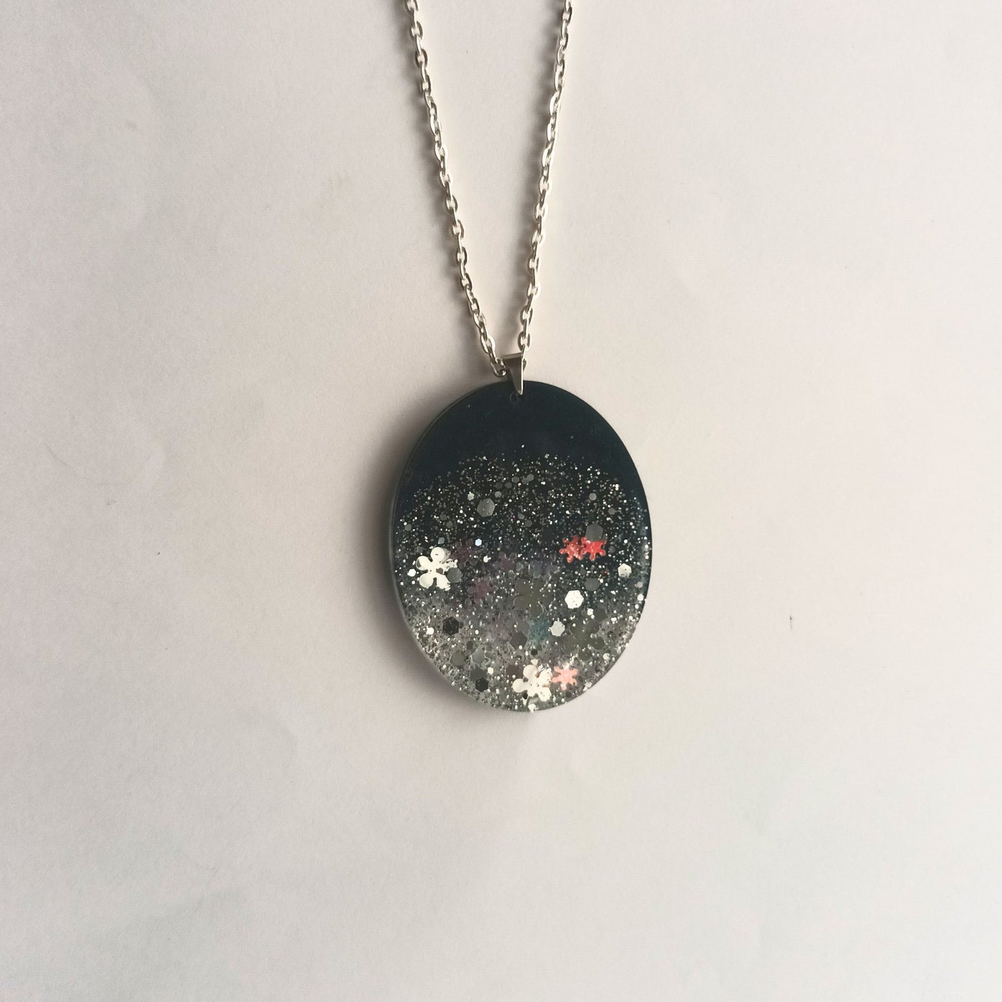 Collier Pendentif Ovale en Résine "Nuit Étoilée" - Mica Noir et Éclats Argentés (4x5 cm)