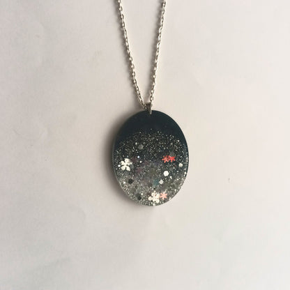 Collier Pendentif Ovale en Résine "Nuit Étoilée" - Mica Noir et Éclats Argentés (4x5 cm)