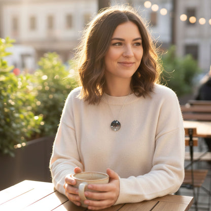 Collier Pendentif Ovale en Résine "Nuit Étoilée" - Mica Noir et Éclats Argentés (4x5 cm)