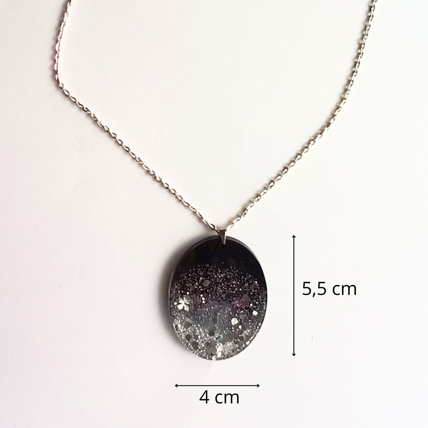 Collier Pendentif Ovale en Résine "Nuit Étoilée" - Mica Noir et Éclats Argentés (4x5 cm)