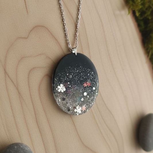 Collier Pendentif Ovale en Résine "Nuit Étoilée" - Mica Noir et Éclats Argentés (4x5 cm)