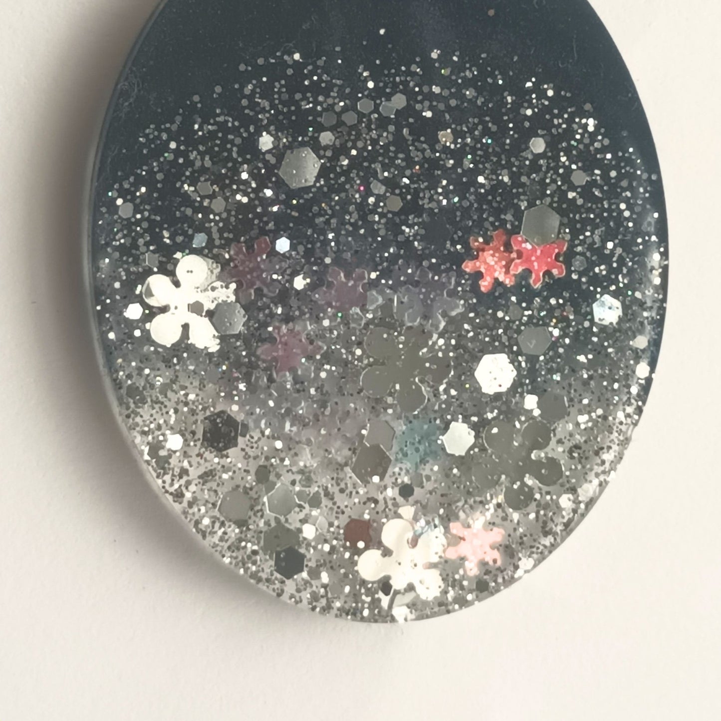 Collier Pendentif Ovale en Résine "Nuit Étoilée" - Mica Noir et Éclats Argentés (4x5 cm)