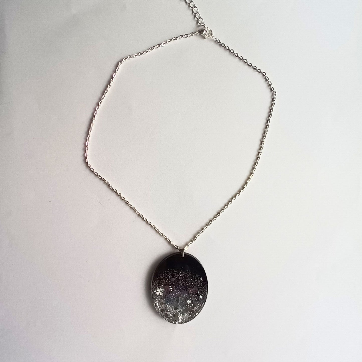 Collier Pendentif Ovale en Résine "Nuit Étoilée" - Mica Noir et Éclats Argentés (4x5 cm)