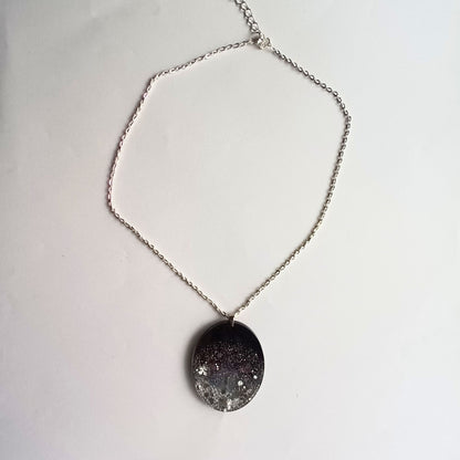 Collier Pendentif Ovale en Résine "Nuit Étoilée" - Mica Noir et Éclats Argentés (4x5 cm)