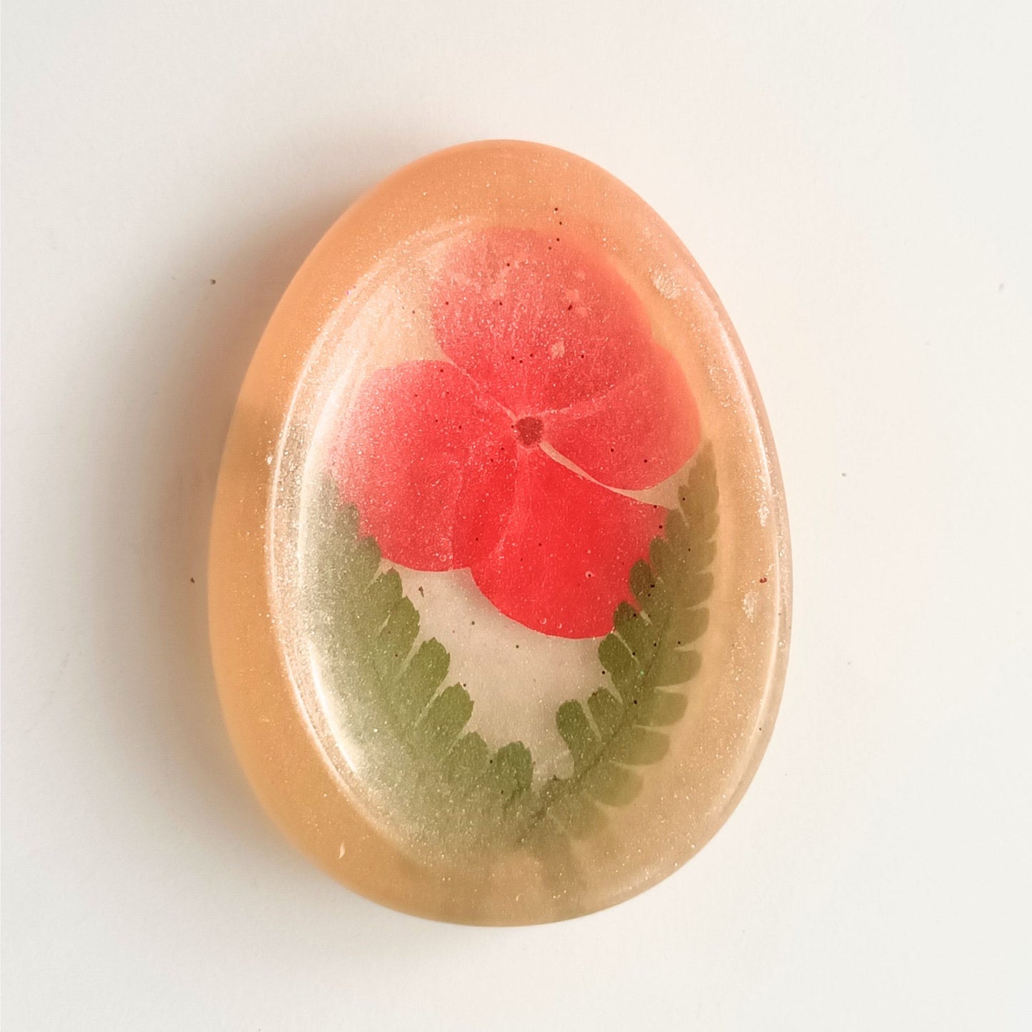 Galet de Sérénité - L'Instant Floral Éternel (Pétale et Fougère)