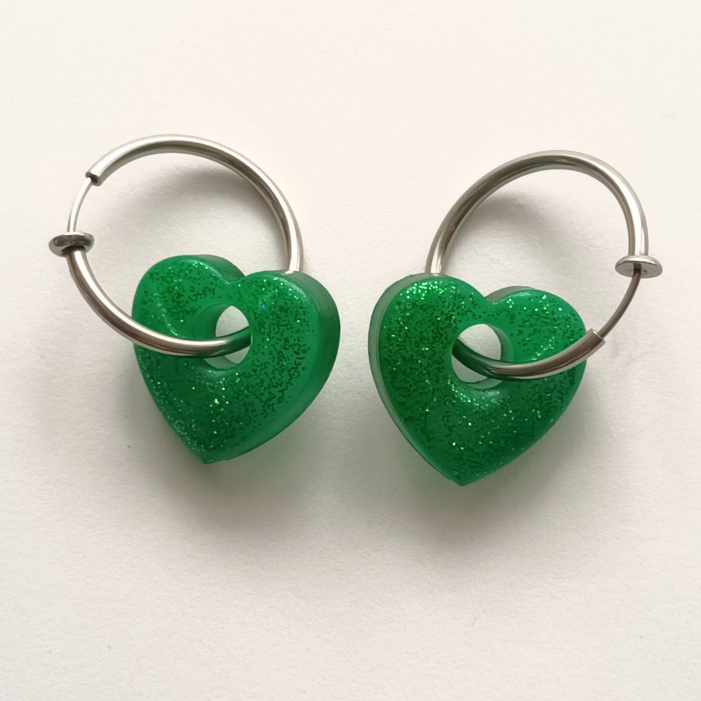 Lot 2 breloques résine cœurs vert émeraude pailleté - Pendentifs DIY romantiques - Accessoires artisanaux uniques faits main