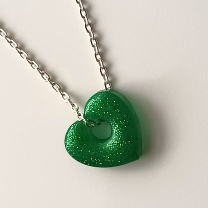 Lot 2 breloques résine cœurs vert émeraude pailleté - Pendentifs DIY romantiques - Accessoires artisanaux uniques faits main