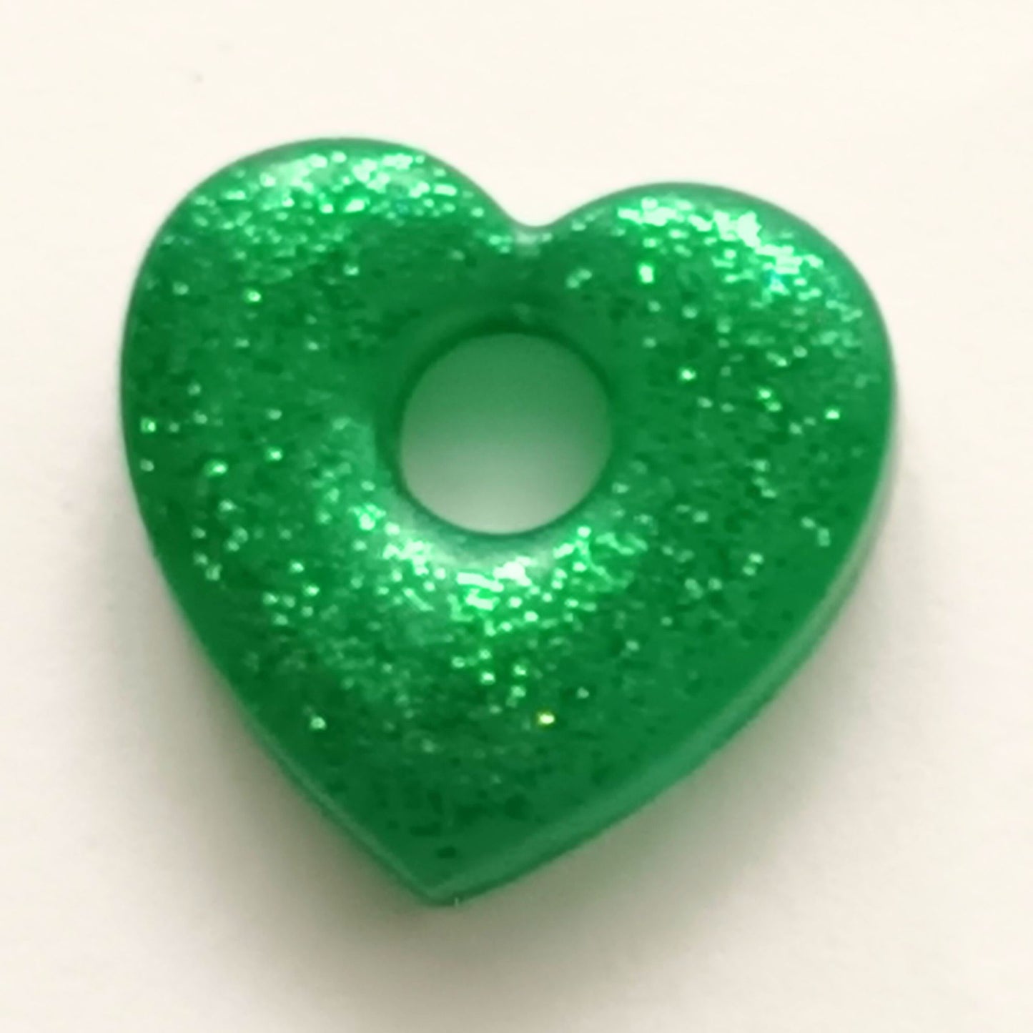 Lot 2 breloques résine cœurs vert émeraude pailleté - Pendentifs DIY romantiques - Accessoires artisanaux uniques faits main